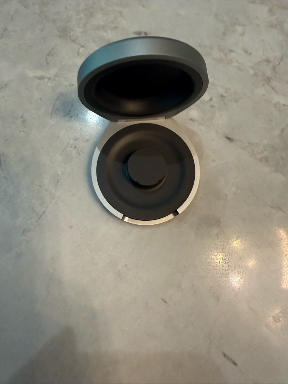 Oura ring 4 Size 9 portable charging case NEW Never used! - Picture 3 of 4